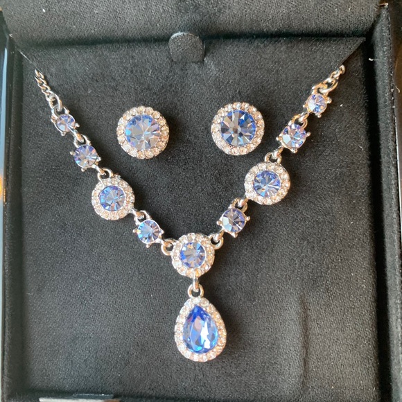 Givenchy
Silver-Tone Crystal Earrings & Necklace - Picture 4 of 9